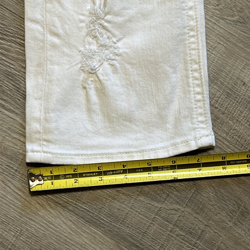 Woman’s Miss Me white distressed, signature capris - size 30 - Picture 15 of 16